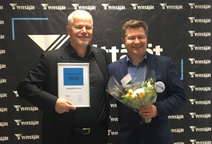 Pirkanmaan yrittäjyys- ja elinvoimakunta -kilpailussa toiseksi sijoittuneen Lempäälän edustajat vastaanottamassa palkintoa
