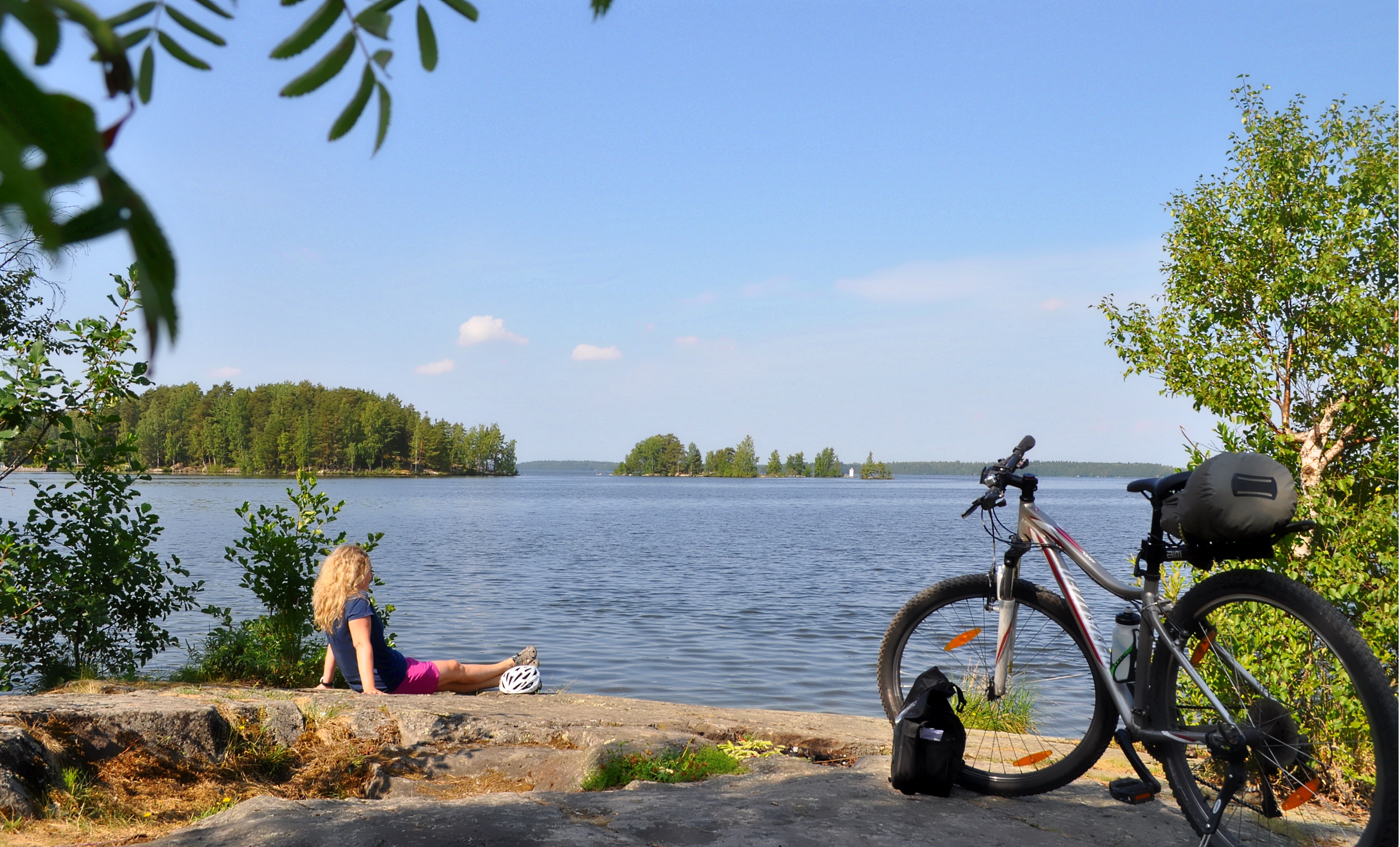 Lomalla Lempäälässä pyöräilijä järven rannalla