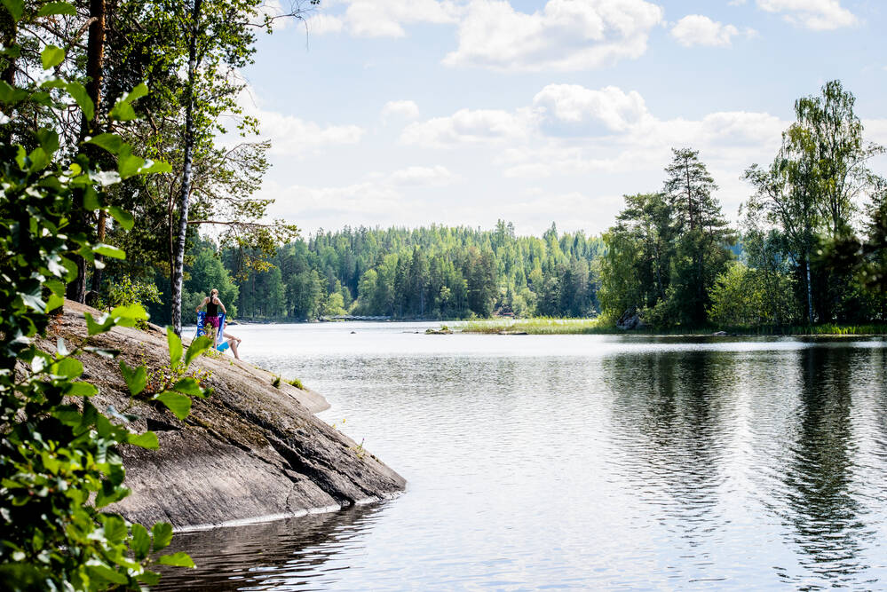 Kirskaaniemi järvi ja kalliomaisema