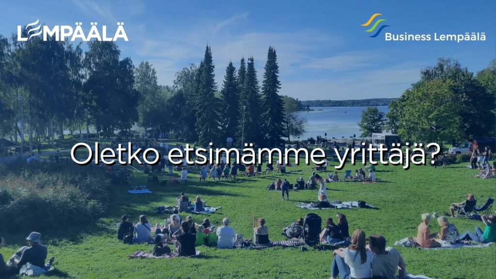 Myllyrannan tapahtumapuiston nurmirinteessä ihmisiävistumassa tapahtumaa seuraten.