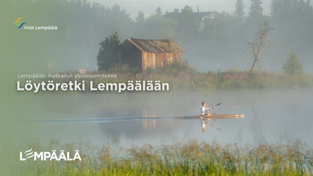Aamun usvainen järvimaisema, jossa yksittäinen meloja etenee tyynellä vedellä. Taustalla näkyy vanha hirsirakennus ja järvenrantaa ympäröivää kasvillisuutta. Kuvassa on teksti ’Löytöretki Lempäälään – Lempäälän matkailun yleissuunnitelma’ sekä Visit Lempäälä ja Lempäälä -logot.